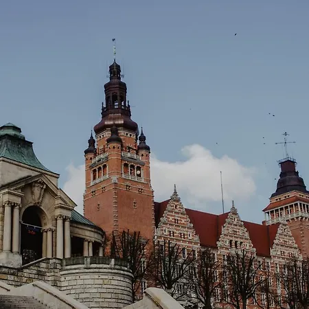 By The River アパート