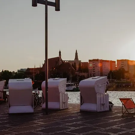 By The River アパート