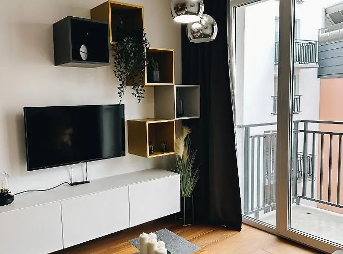 By The River דירה שצ'צ'ין